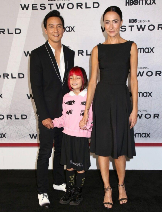 吴彦祖携妻女走红毯,混血妻子似干瘪老太婆,9岁女儿染红发