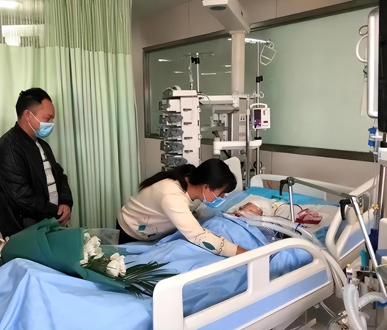 一路大声哭喊"让一让,让一让,救救我的孩子",就在肖雨被送进抢救室的