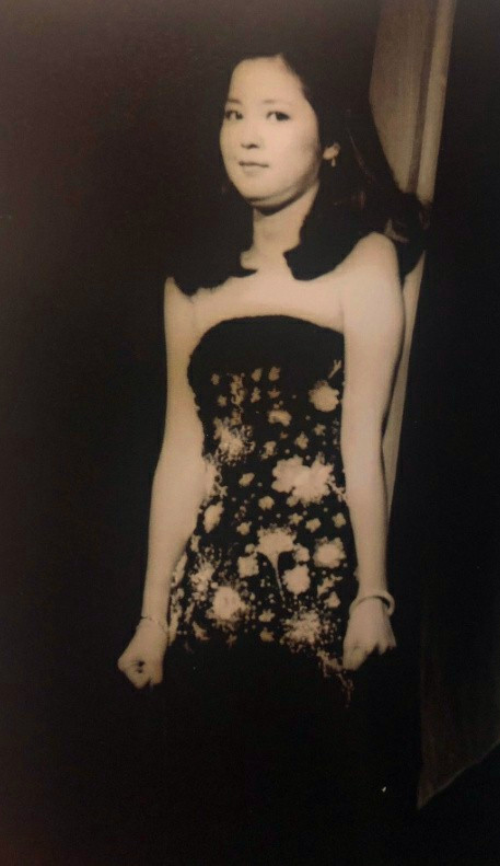 老照片:双下巴的邓丽君,穿高跟鞋的李小龙,从泳池爬上来的梦露