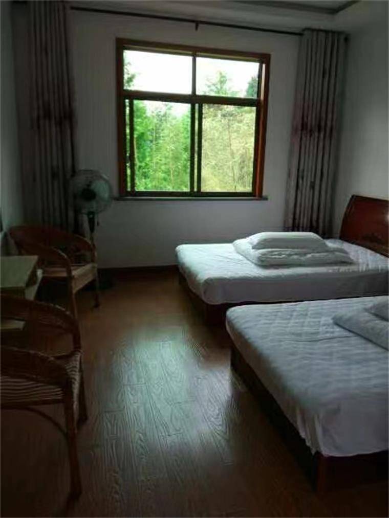 浙江湖州安吉董岭龙岭山庄农家乐,位于景区内,农家鲜笋可劲吃!