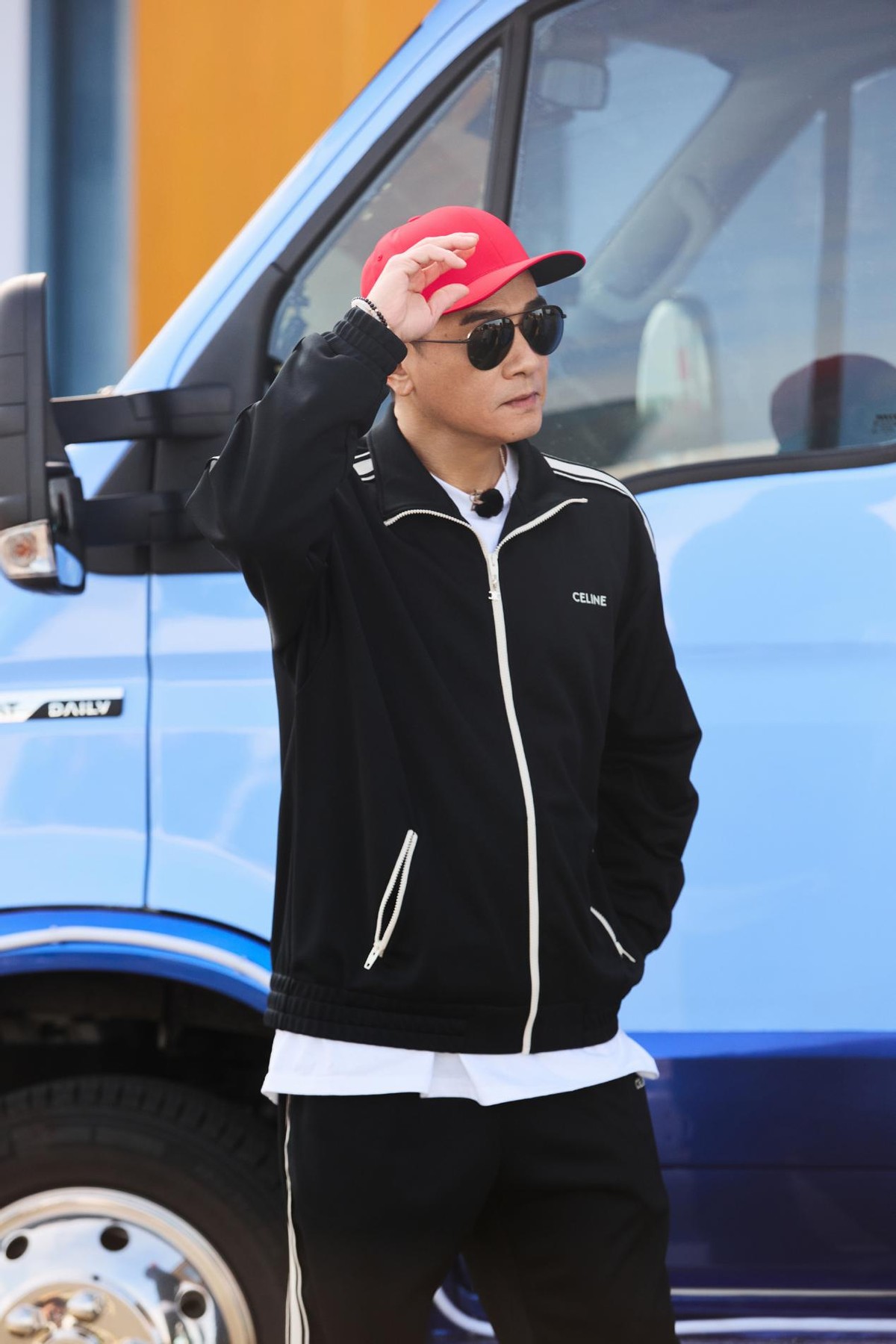 陈小春的减龄穿搭,"运动套装"造型活力十足,这哪像55岁了