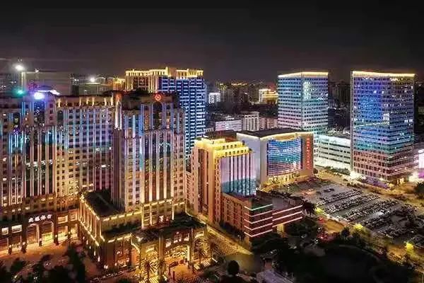 汕头时代广场上演辞旧迎新灯光秀,喜迎2021年的视觉盛宴
