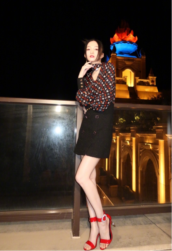 张韶涵晒阳台美照!穿印花衬衫搭配短裙,长腿纤细惹人羡