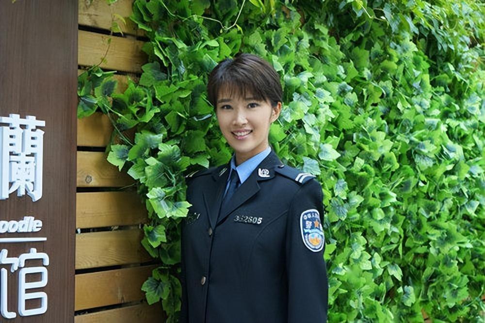 标题:演员奚望,在继父刘之冰的支持下离婚,她与女儿的现状如何