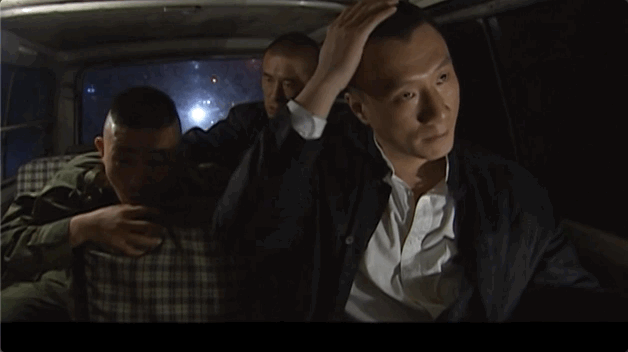 那边,刘华强瞅准机会,直接招呼两个小弟一拥而上.