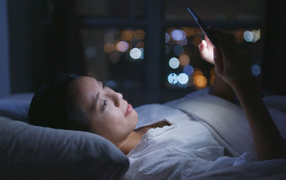 女生休年假,报复性熬夜玩手机得了青光眼!