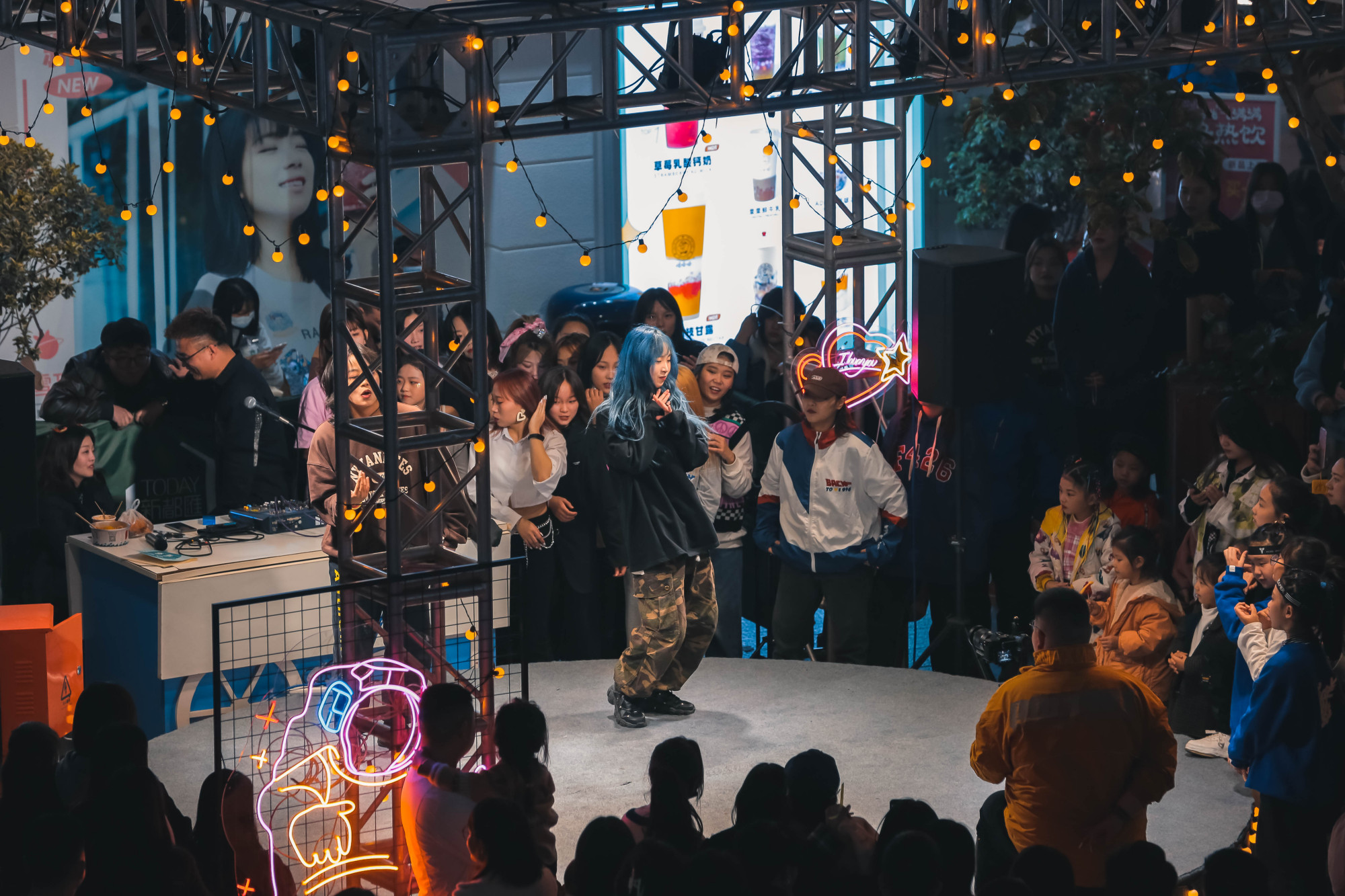 音乐爱好者最新聚集地——洛阳新都汇"潮玩集市舞台"