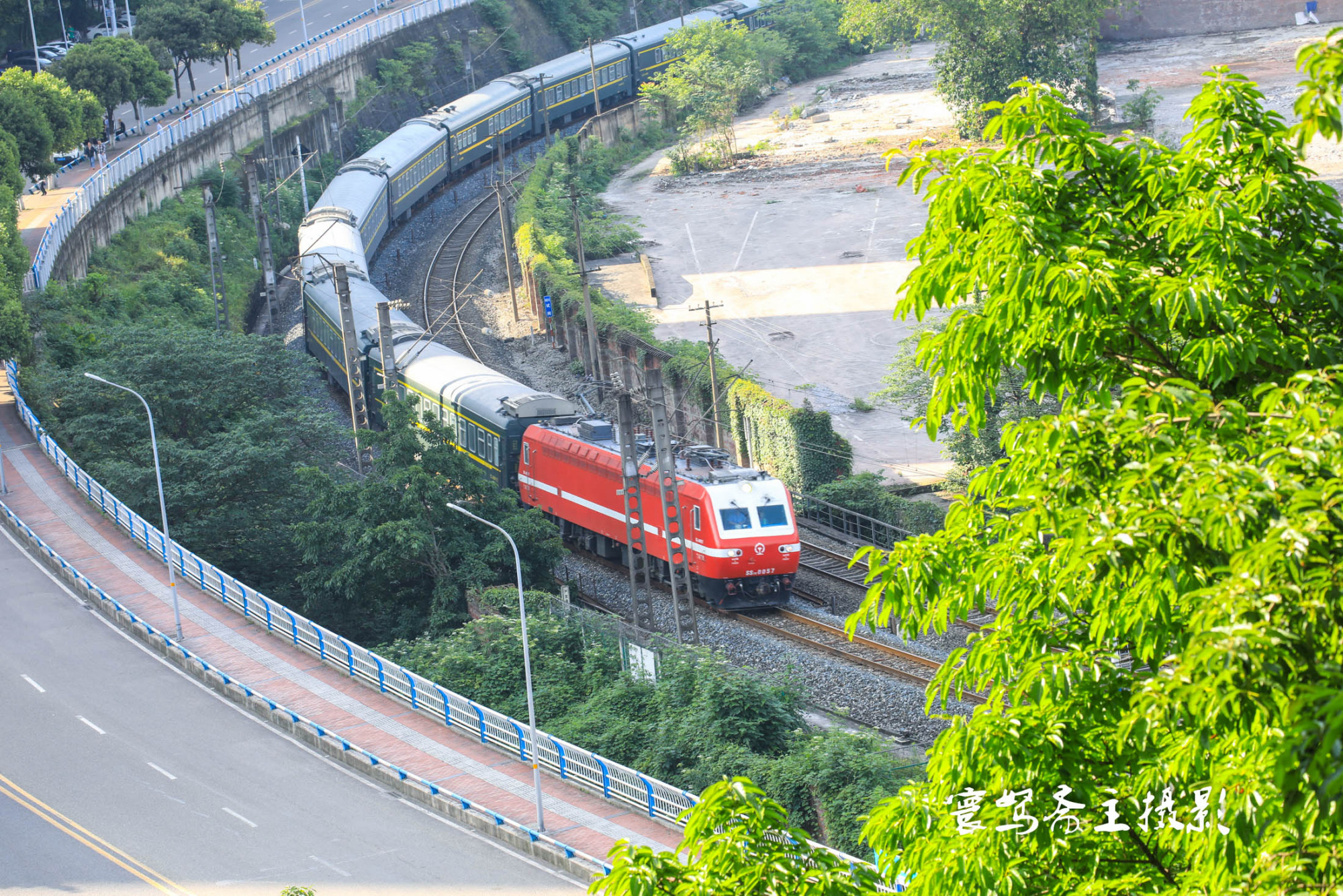 往菜园坝方向的火车随着哈尔滨到重庆的k1063列车的恢复,现在已经有