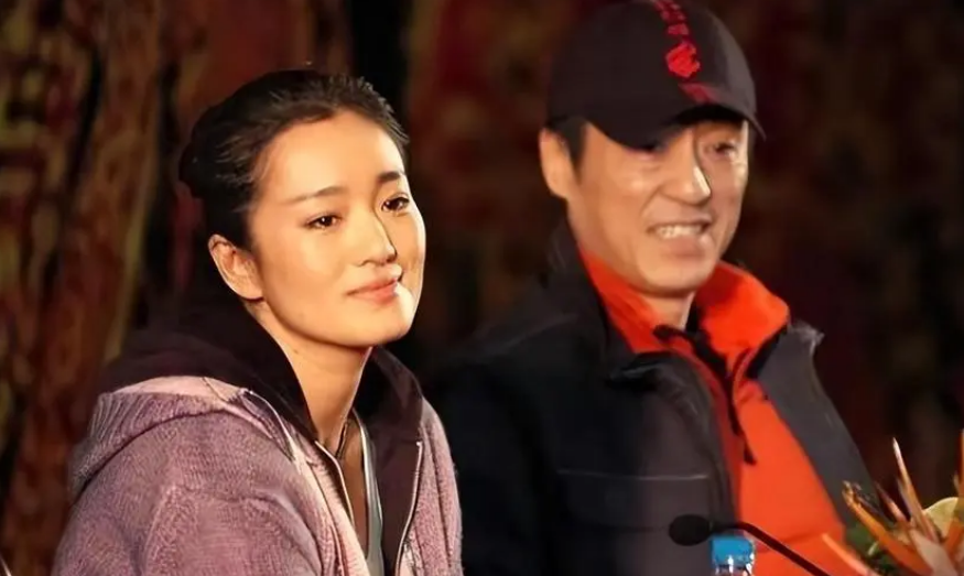 1987年,中戏大二的巩俐迎来了人生转折点——遇见了张艺谋.