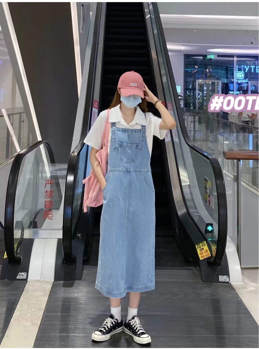 牛仔背带裙配什么上衣好看 牛仔背带裙配什么鞋子好看