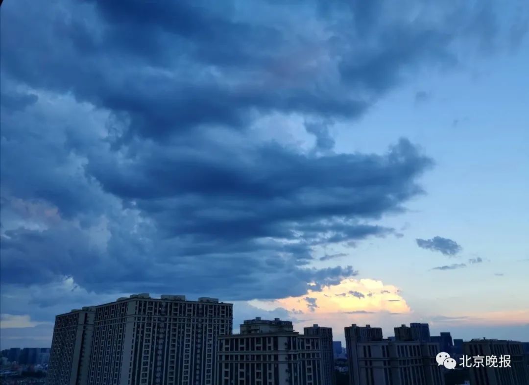 精华|雨过天晴，京城天空霞光如金色瀑布！宛如一幅“流动”的水墨画