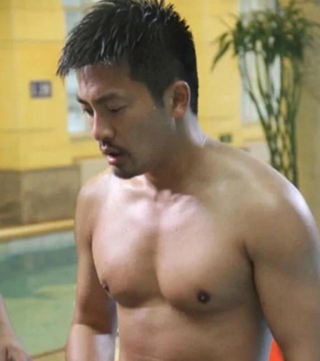 47岁苏有朋近照,肌肉线条明显可见,自律的人真帅