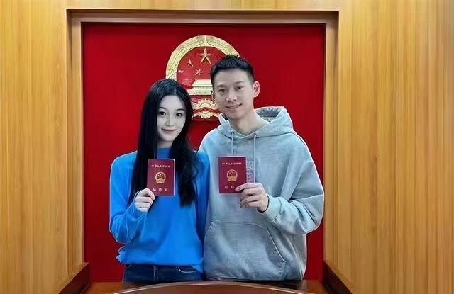 国乒世界冠军周雨官宣携军人娇妻晒照女方穿军装时英姿飒爽