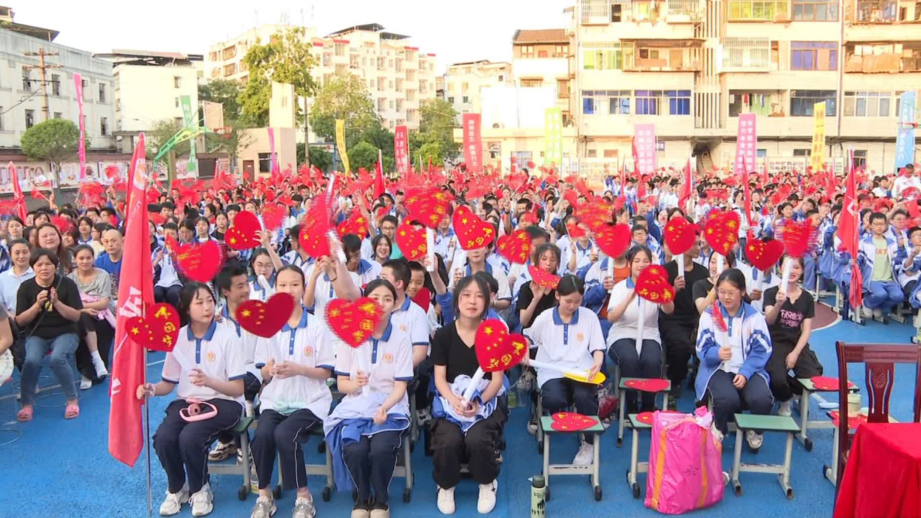蓬安县实验中学举行纪念五四运动104周年文艺汇演