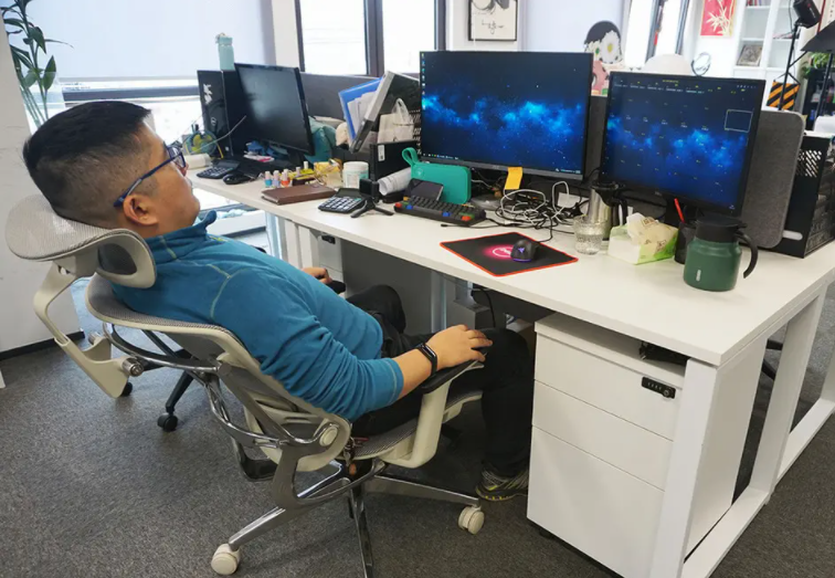 白领午休场面引热议,躺在工位上小憩,网友:跟"厂妹"没啥区别