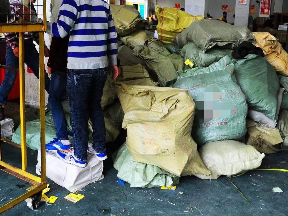 拿棍子把包裹敲碎,快递员再现暴力分拣,行业比烂操作很熟练