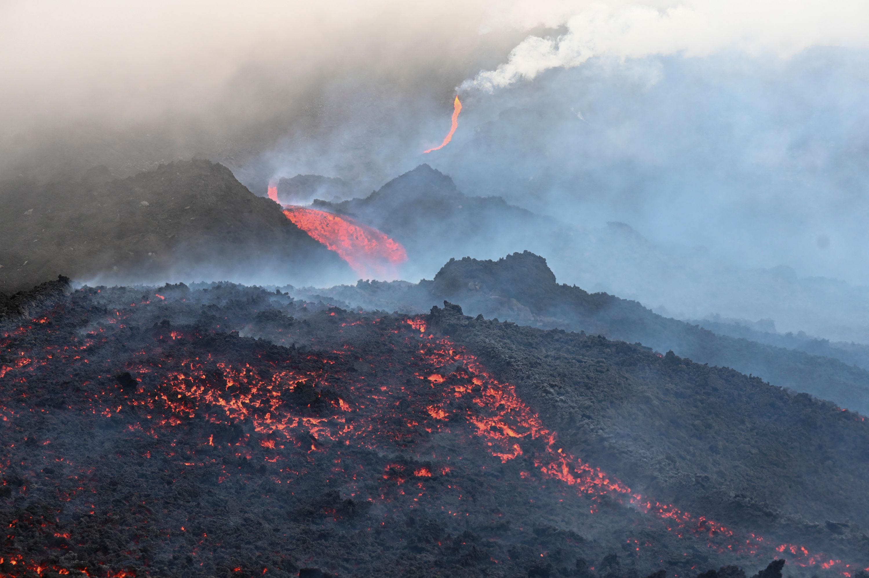 危地马拉青年用火山岩浆烤披萨