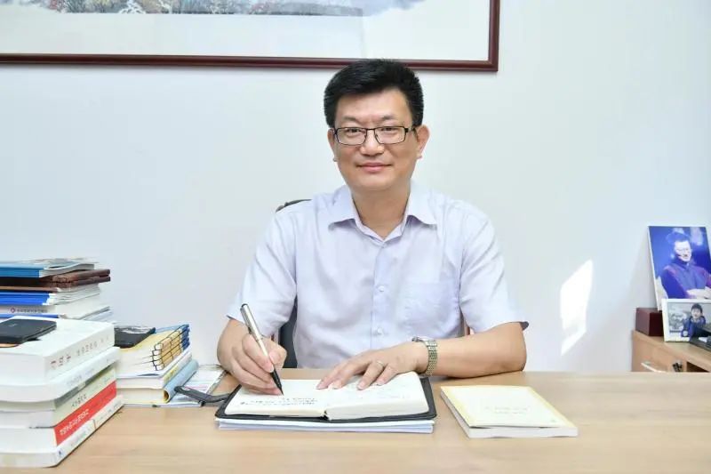 " 上海新闻出版职业技术学校党委书记,校长黄彬探索职教发展新路径