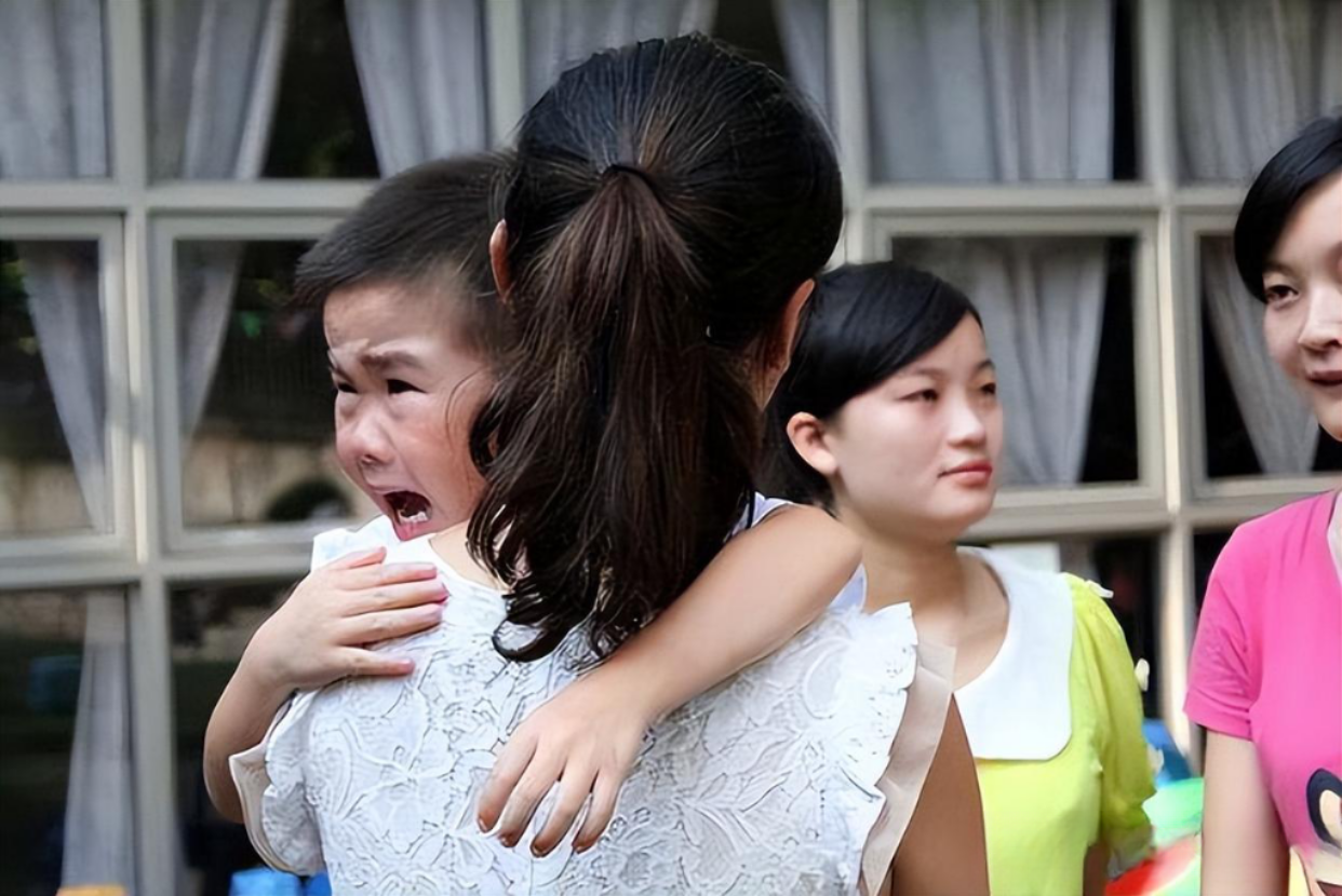 孩子读幼儿园,哭和不哭的孩子有什么区别?这三种家庭孩子不会哭