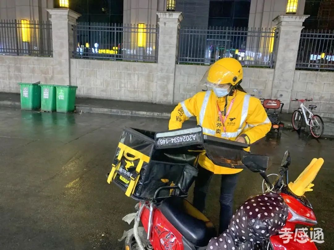 送餐时,遇到过顾客心情不好对她们生气,遇到过送外卖回来发现饭被偷