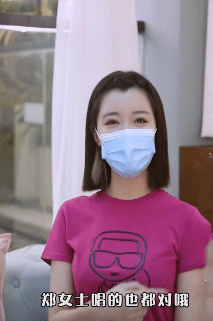 "黄金眼"郑女士摘口罩露脸,一月吸粉89万,脸型充满"科技感"