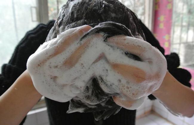 济南一女子坚持用"硫磺皂洗头,半年后,头发有啥改变?