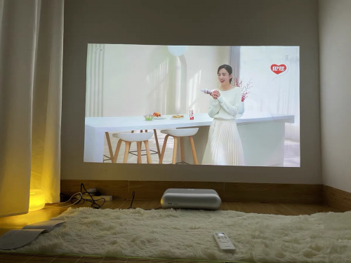 坚果o1解锁家庭观影新姿势,超近距投影很实用!