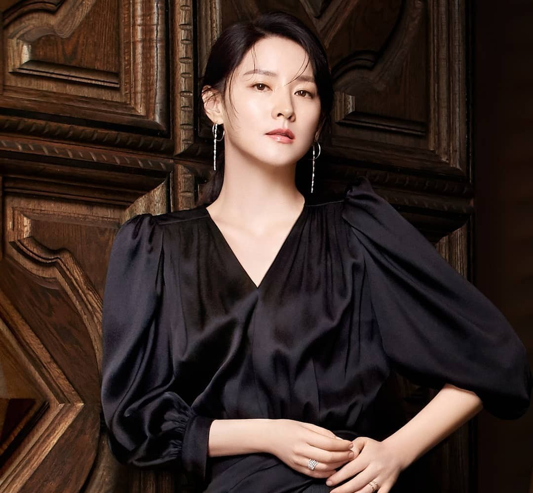 48岁的韩国演员李英爱通过instagram上传了一张照片