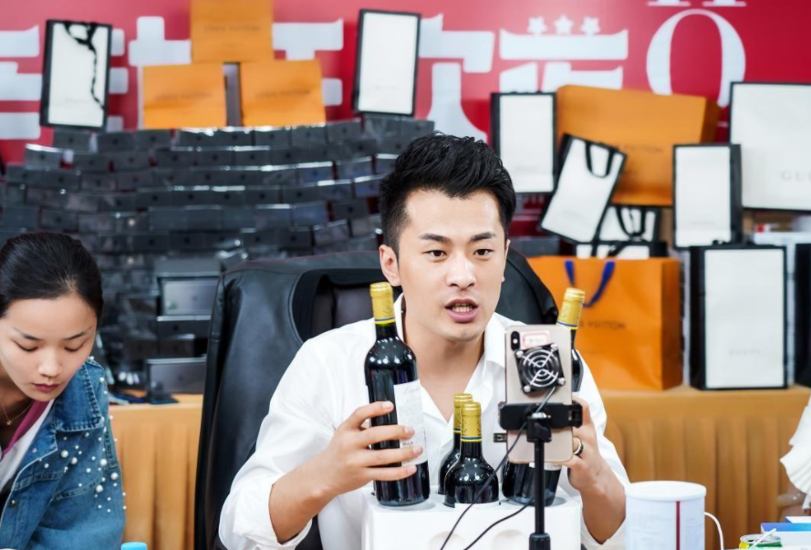 网红狗老师公开随礼名单,最大金额128万,唯独没有辛巴的身影