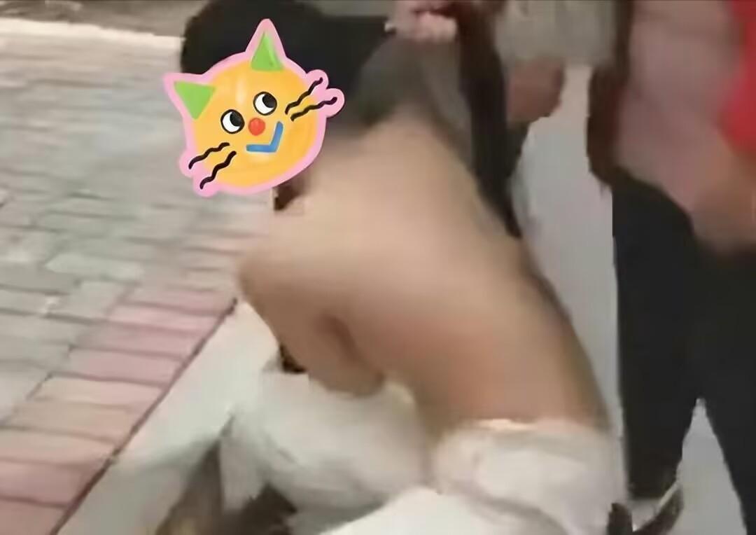 女子被脱光后裸露上身,捂着"玉峰"低头抽泣,正妻将其剪发示众