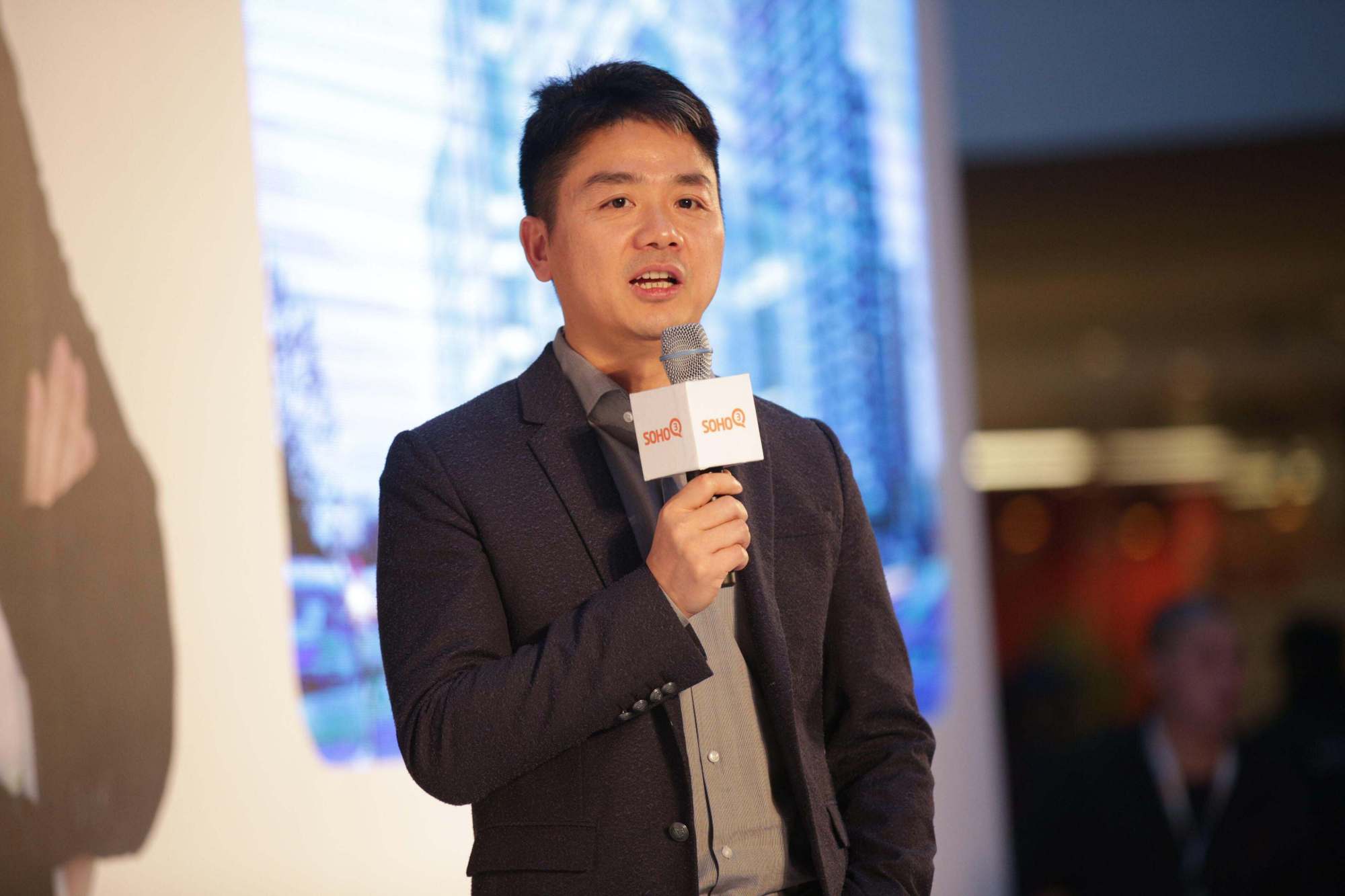 刘强东出身农村,创业初期穿拖鞋配西装,京东是如何取得成功的?