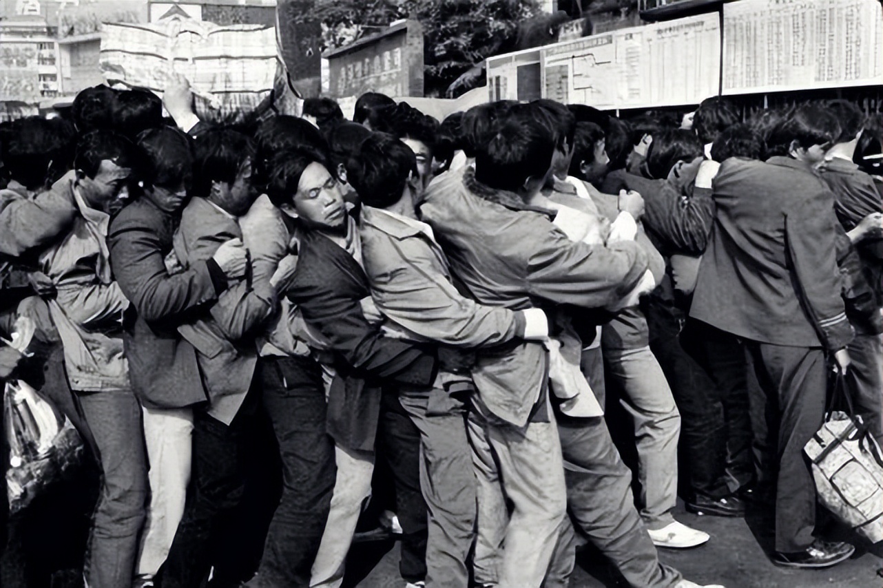 绿皮火车的回忆:八十年代打工人与春运,一辆列车看尽人间百态