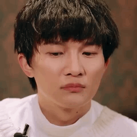 看上图,看看当时周深还没有整容的这张脸,我们也或许能明白好声音
