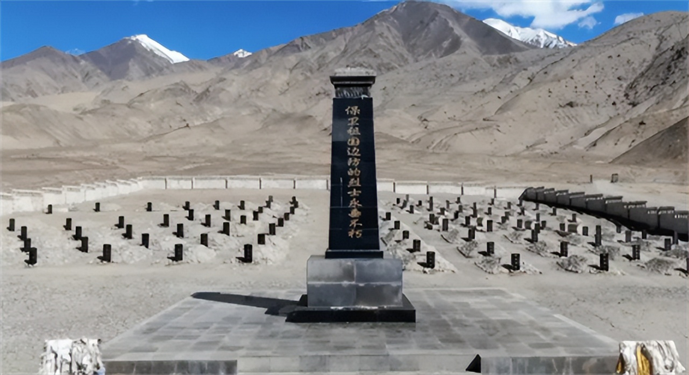 2000年8月,为了方便祭拜,新疆军区准备将安葬在康西瓦烈士陵园的烈士