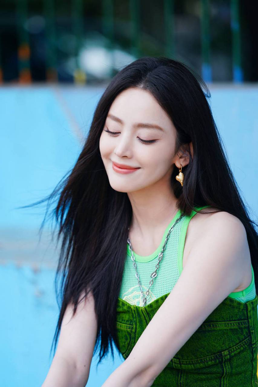 古力娜扎多巴胺造型清新元气 双手比耶露甜美笑容