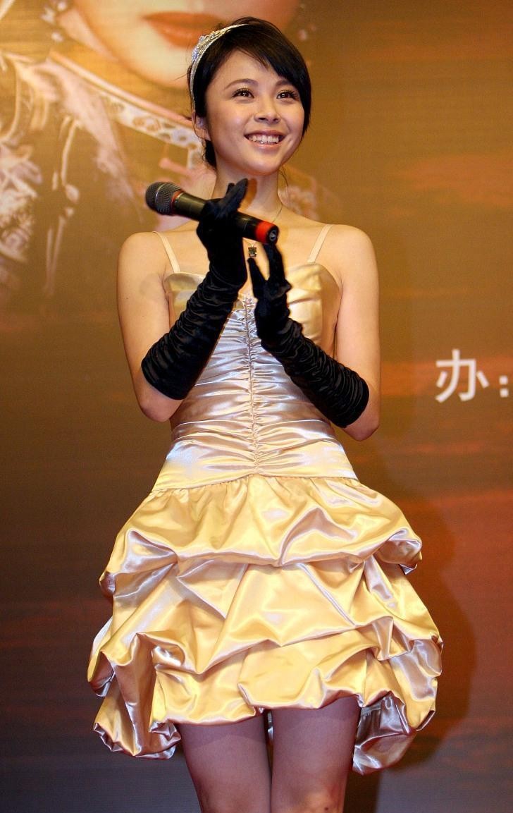 杨若兮真挺甜美的,缎面吊带裙配黑色手套,复古美感挺浓的