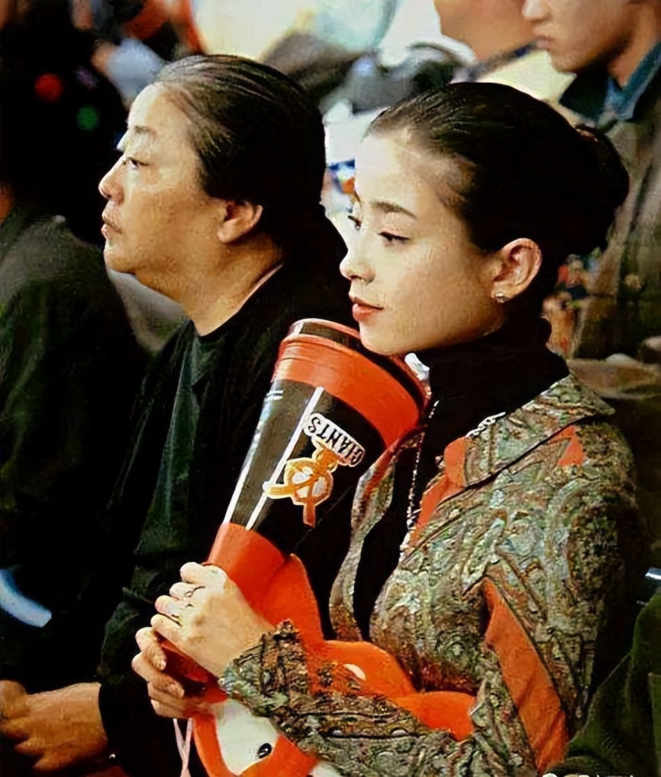 宫泽理惠:颜值不输王祖贤,14岁走红却被亲妈毁半生,45岁嫁真爱