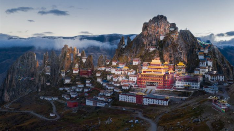 建立在雪山上的寺庙,已有千年历史,位于西藏神圣之地