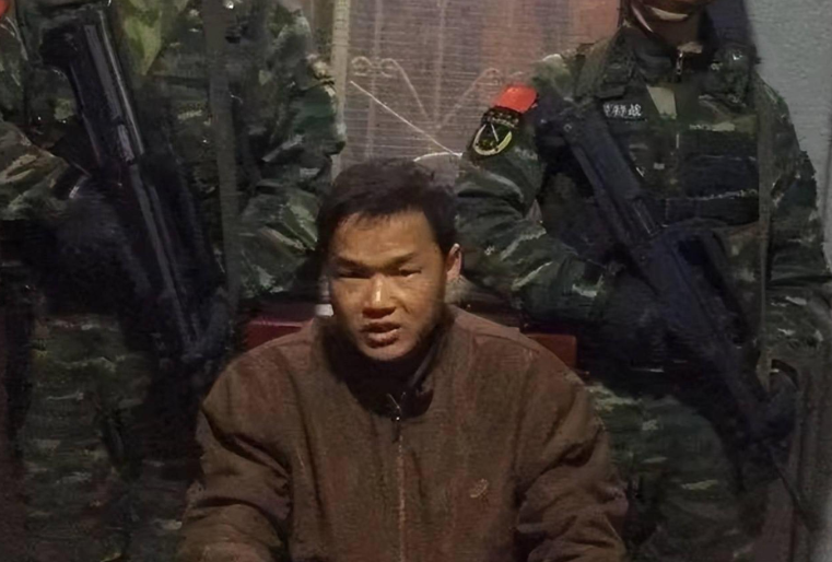 后来再长大些后,张扣扣选择了当兵,他想去军营历练历练,在部队里的