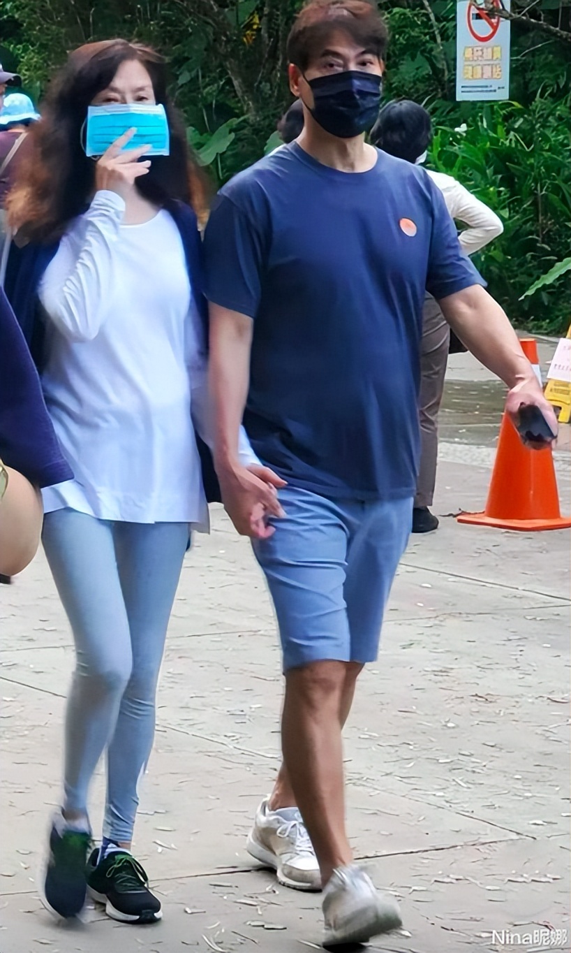 "婉君"俞小凡近况,脸部苍老打扮却时髦,六十岁老公似健壮小伙