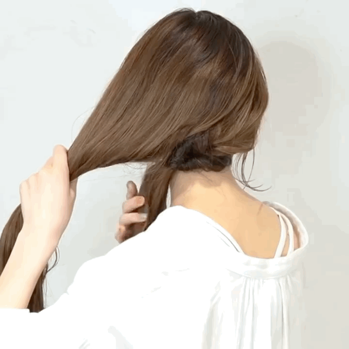 编好的辫子很死板,要用手抓出一点小碎发,让造型变得灵活起来.