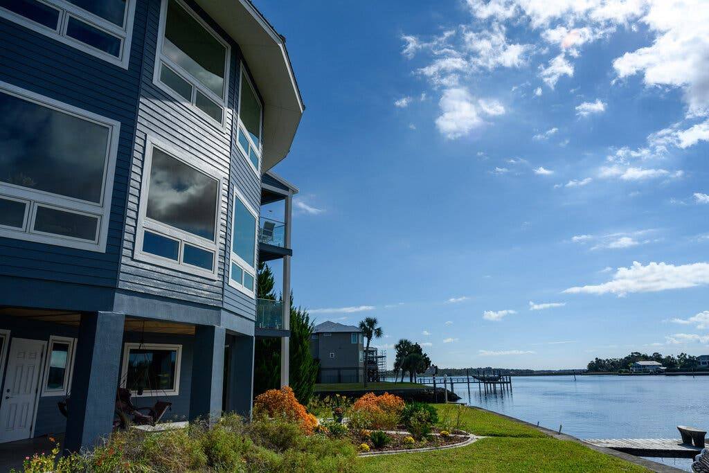 特内尔夫妇在湖滨新建的房屋外景.图片来源:todd anderson