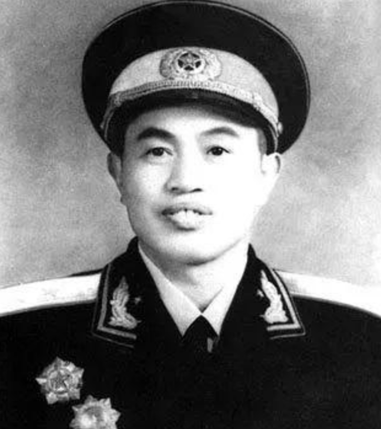 皮定均:被破格提拔的中将,晚年遇空难身亡,妻子含泪提出质疑