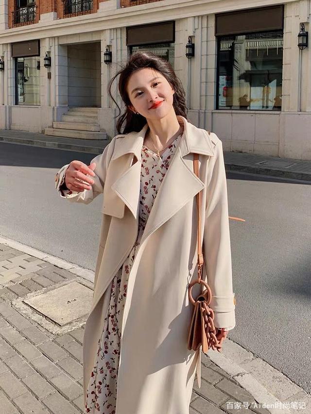 参加婚礼穿得太艳怕抢风头,穿得太素太随性,如何恰到好处?