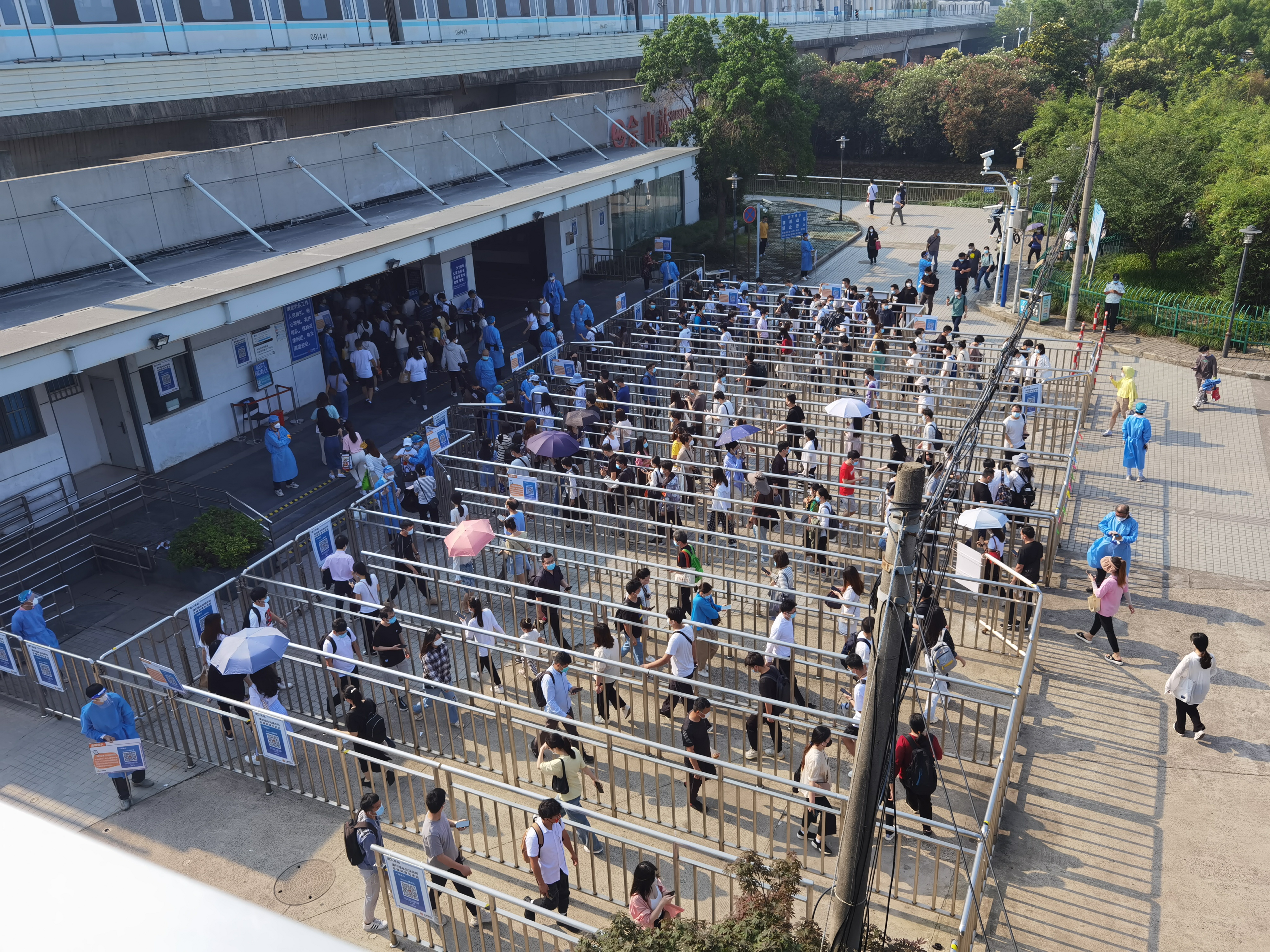 婆孙平移插队这件小事后面藏着的大事