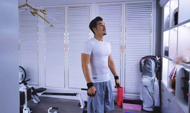 "许大茂"海一天分享近照,举着女儿左右摇摆,身材十分非常明显