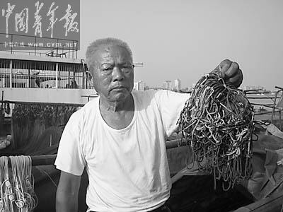 还记得表情包"梭哈老人"吗?看着十分喜庆,背后的故事是场悲剧