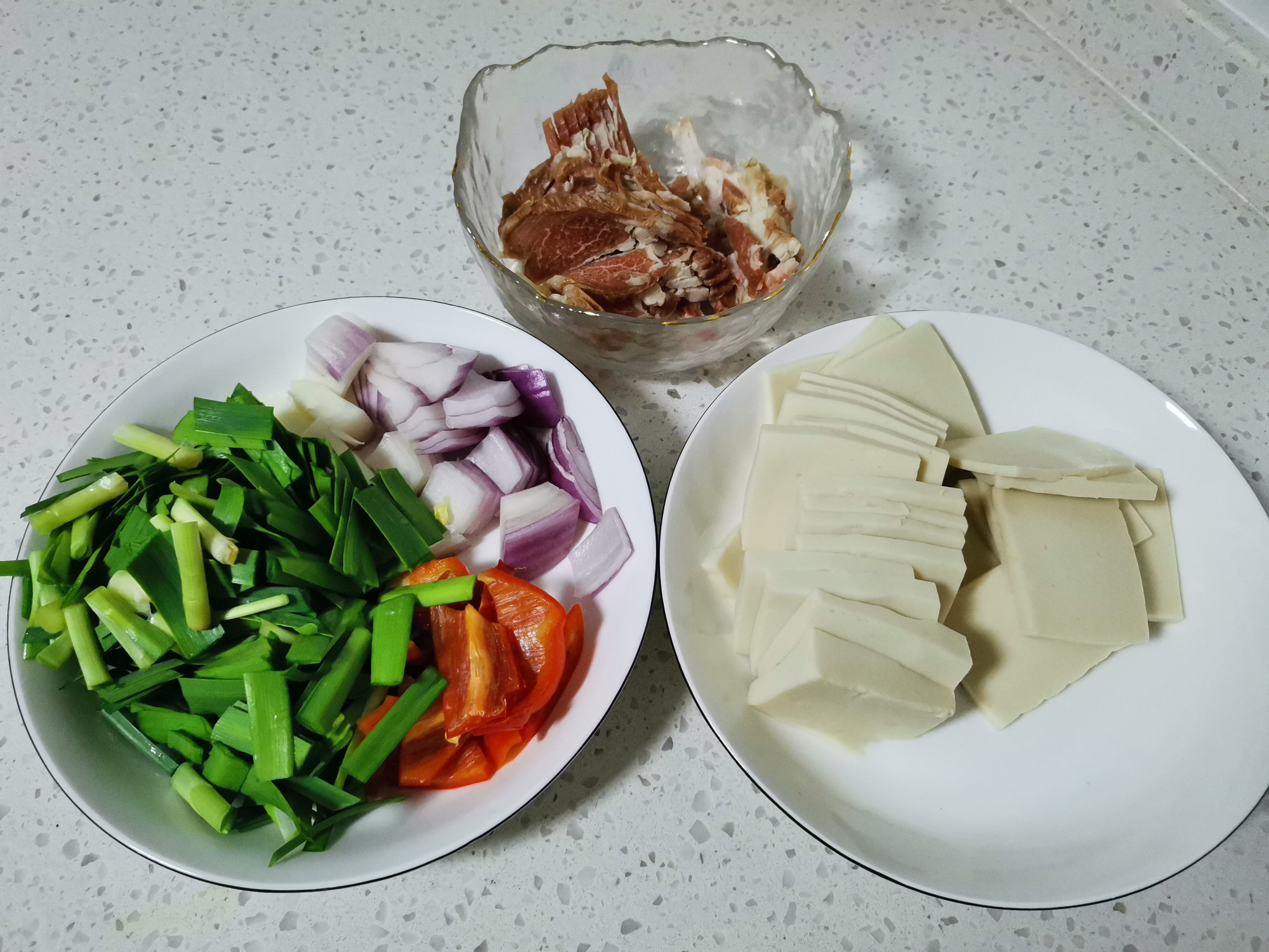 春天,1把韭菜,1块千叶豆腐,应季而食,鲜香美味,好吃还很下饭