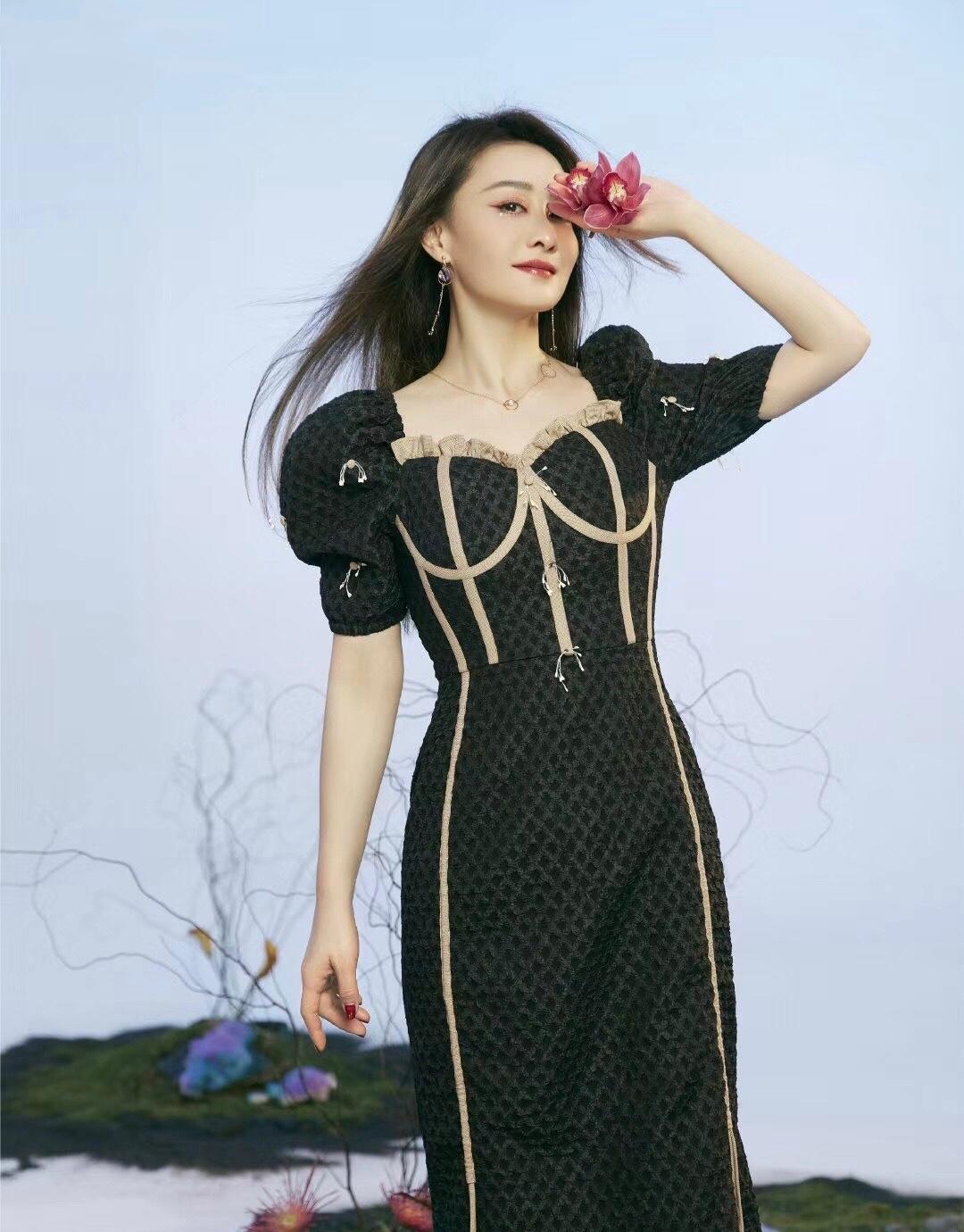 陈德容穿蕾丝连衣裙优雅高级,毫无土味感,琼瑶阿姨眼光真"毒"