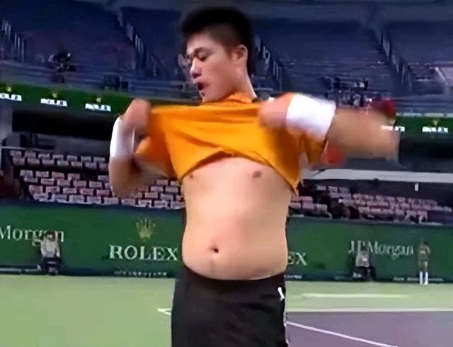 长相太过大叔?吴易昺被质疑年龄造假,球迷晒9年前照片力证清白